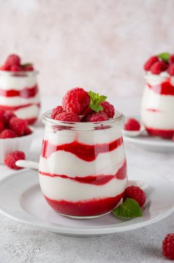 Vanilya beyazı çikolatalı mus, ıvır zıvır, panna cotta veya ahududu soslu parfe. Tatlı yaz diyet tatlısı