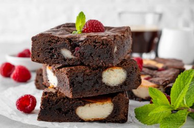 Gri beton arka planda ahududulu cheesecake brownileri. Tatlı nefis..