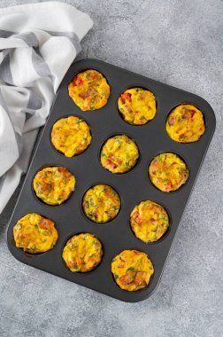 Pastırmalı, peynirli, sebzeli ve çimento kaplı yumurta kekleri veya yumurta ısırıkları. Sağlıklı kahvaltı.