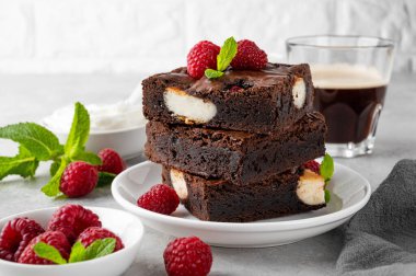 Gri beton arka planda ahududulu cheesecake brownileri. Tatlı nefis..