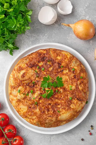 Patates ve soğanlı İspanyol omlet tortilla 'sı. İspanyol mutfağı. Üst görünüm
