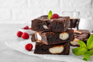 Gri beton arka planda ahududulu cheesecake brownileri. Tatlı nefis..