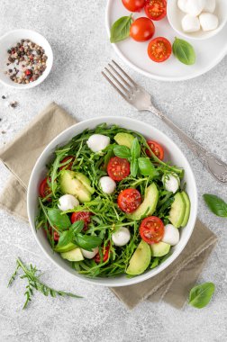 Taze salata roka, mozzarella, domates ve avokado. Sağlıklı vejetaryen yemeği