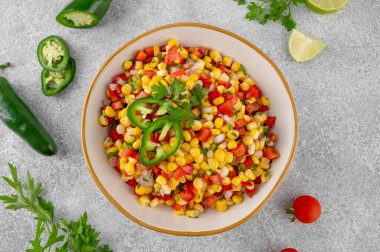 Limonlu mısır salsası, jalapeno biberi, taze otlar ve çimento kaplı tortilla cipsi. Meksika mutfağı. Sağlıklı yemek.