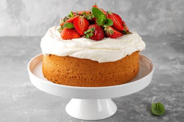 Krem şantili ve taze çilekli vanilyalı kek. Yaz pastası. Seçici odak.