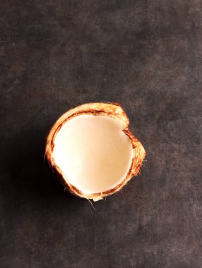 Hindistan cevizli tatlı tropikal Hindistan cevizli egzotik yaz içkisi okyanus kumsalı vitamini tatlı diyet süt sanatı