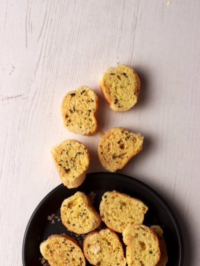 Kore sarımsaklı ekmeği, kahvaltı tabağı, kızarmış yiyecek, yağlı fırın, hamur işi, aperatif vejetaryen.