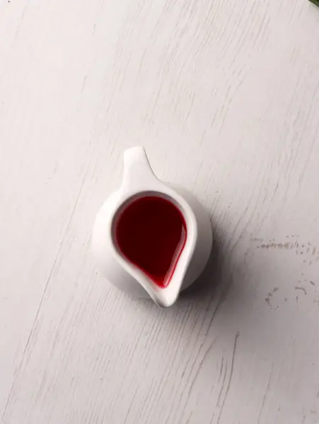 Şurup pembesi içecek Asyalı geleneksel tatlı soda muz sütü soğuk tropik vitamin şekeri