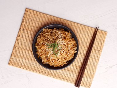 Kızarmış erişte mie goreng tek yemek fotoğrafı ayam jawa mutfağı baharatlı Endonezya yemeği