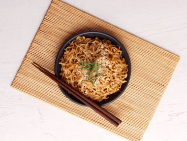 Kızarmış erişte mie goreng tek yemek fotoğrafı ayam jawa mutfağı baharatlı Endonezya yemeği