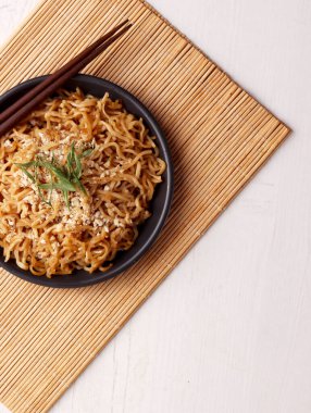 Kızarmış erişte mie goreng tek yemek fotoğrafı ayam jawa mutfağı baharatlı Endonezya yemeği