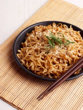 Kızarmış erişte mie goreng tek yemek fotoğrafı ayam jawa mutfağı baharatlı Endonezya yemeği