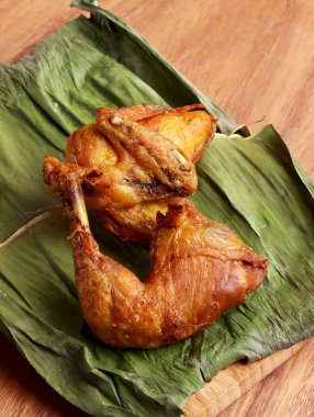 Ayam Goreng kızarmış tavuk Endonezya ev yapımı otlar Asya tabağı nasi yemek ahşabı pişirme sıcak yemek pişirme