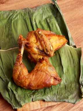 Ayam Goreng kızarmış tavuk Endonezya ev yapımı otlar Asya tabağı nasi yemek ahşabı pişirme sıcak yemek pişirme