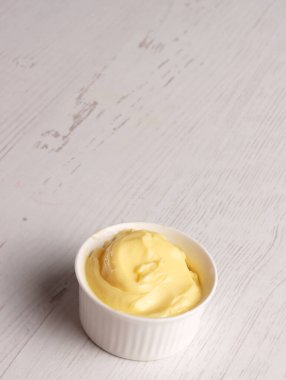 Tereyağlı süt eritilmiş diyet aperatifler yağlı kremalı margarin ekmeği ev yapımı aşçı malzemesi ürünleri