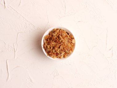 Kızarmış soğan pişirme kalorisi kızartılmış yemek çeşnisi yağ kızartma malzemesi baharatlı fotoğraf.