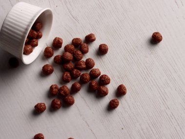 Atıştırmalık çikolatalı kahvaltı fotoğraf kasesi mısır gevreği kakao şekeri sabah ev yapımı süt doğal yemek.