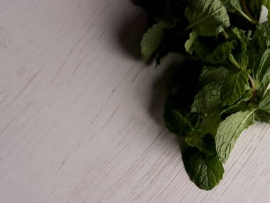 Taze nane yaprakları, nane aromalı baharat bitkisi, antioksidan iş yeri, vejetaryen fotoğraf, şifalı bitkiler, gıda sanatı.