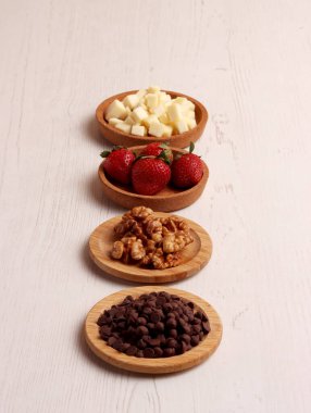 Mönü atıştırmalığı. Çikolata parçalı, çilekli, cevizli, peynirli, tatlı mutfak seti.