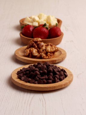 Mönü atıştırmalığı. Çikolata parçalı, çilekli, cevizli, peynirli, tatlı mutfak seti.