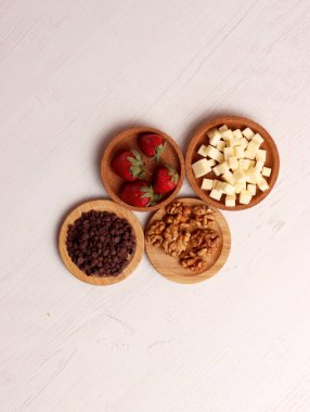 Mönü atıştırmalığı. Çikolata parçalı, çilekli, cevizli, peynirli, tatlı mutfak seti.