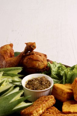 Endonezya geleneksel yemek pişirme işi kızarmış tavuk ayam goreng salatalığı acı biber sosu Asya