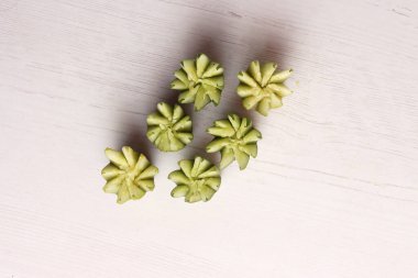 Salatalık salatası malzemesi. Taze bitkisel salata bahçesi. Yaz mevsimi organik bitkiler.