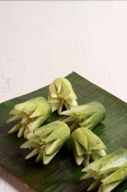 Salatalık salatası malzemesi. Taze bitkisel salata bahçesi. Yaz mevsimi organik bitkiler.