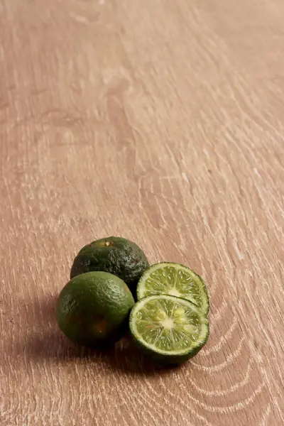 limon tropikal ahşap arka plan limonata suyu. Taze yaz mojito citrus pazarı.