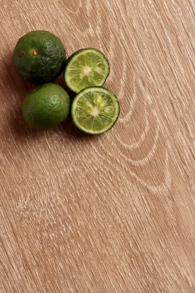 limon tropikal ahşap arka plan limonata suyu. Taze yaz mojito citrus pazarı.