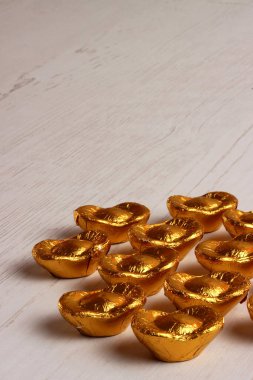 Çin 'in yeni yıl süs eşyası fotoğraf çiçeği altın çiçeği geleneksel fotoğraf Asyalı arka plan kırmızı