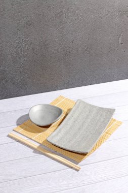 Japon kâsesi seramik temiz detaylı fotoğraf yiyeceği arka plan Asya mutfağı beyaz tabak sanatı gibi.