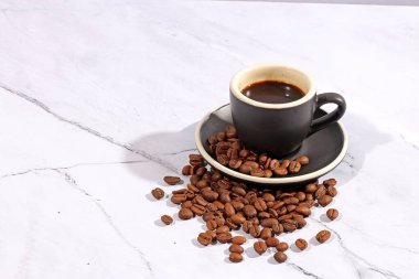Kahve çekirdekleri kızarmış aroma aromalı kahve kahve kahve espresso kafein içecek ürünleri organik arabika bardağı.