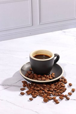 Kahve çekirdekleri kızarmış aroma aromalı kahve kahve kahve espresso kafein içecek ürünleri organik arabika bardağı.
