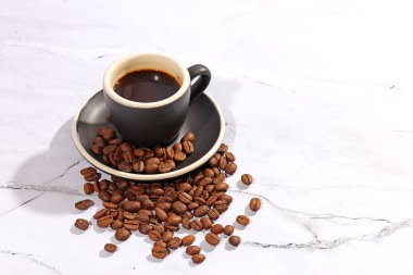 Kahve çekirdekleri kızarmış aroma aromalı kahve kahve kahve espresso kafein içecek ürünleri organik arabika bardağı.