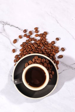 Kahve çekirdekleri kızarmış aroma aromalı kahve kahve kahve espresso kafein içecek ürünleri organik arabika bardağı.