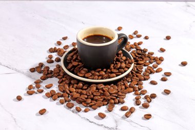 Kahve çekirdekleri kızarmış aroma aromalı kahve kahve kahve espresso kafein içecek ürünleri organik arabika bardağı.