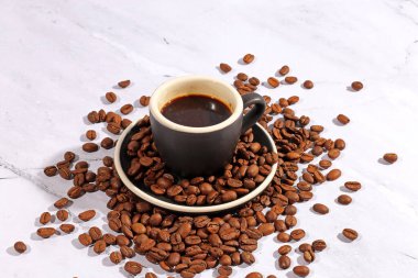 Kahve çekirdekleri kızarmış aroma aromalı kahve kahve kahve espresso kafein içecek ürünleri organik arabika bardağı.