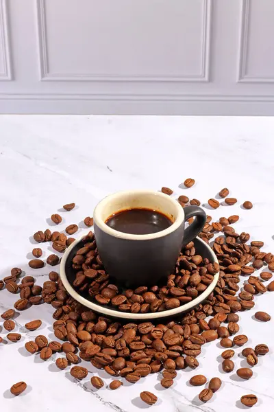 Kahve çekirdekleri kızarmış aroma aromalı kahve kahve kahve espresso kafein içecek ürünleri organik arabika bardağı.