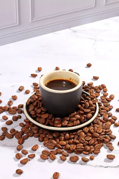 Kahve çekirdekleri kızarmış aroma aromalı kahve kahve kahve espresso kafein içecek ürünleri organik arabika bardağı.