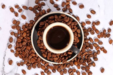 Kahve çekirdekleri kızarmış aroma aromalı kahve kahve kahve espresso kafein içecek ürünleri organik arabika bardağı.