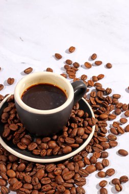 Kahve çekirdekleri kızarmış aroma aromalı kahve kahve kahve espresso kafein içecek ürünleri organik arabika bardağı.