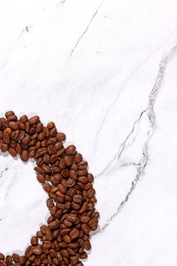 Kahve çekirdekleri kızarmış aroma aromalı kahve kahve kahve espresso kafein içecek ürünleri organik arabika bardağı.