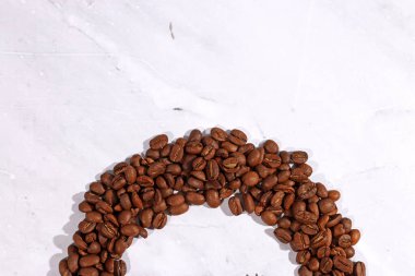 Kahve çekirdekleri kızarmış aroma aromalı kahve kahve kahve espresso kafein içecek ürünleri organik arabika bardağı.