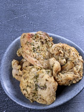 Haşlanmış tavuk göğsü baharatlı fileto diyet tabağı taze susam arkaplan restoran sosu porselen yağ