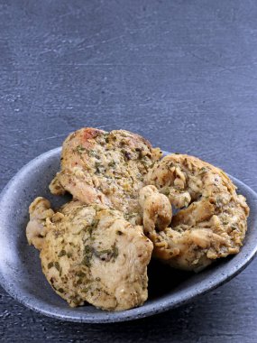 Haşlanmış tavuk göğsü baharatlı fileto diyet tabağı taze susam arkaplan restoran sosu porselen yağ