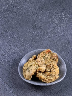 Haşlanmış tavuk göğsü baharatlı fileto diyet tabağı taze susam arkaplan restoran sosu porselen yağ