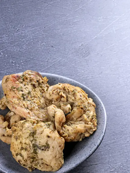 Haşlanmış tavuk göğsü baharatlı fileto diyet tabağı taze susam arkaplan restoran sosu porselen yağ