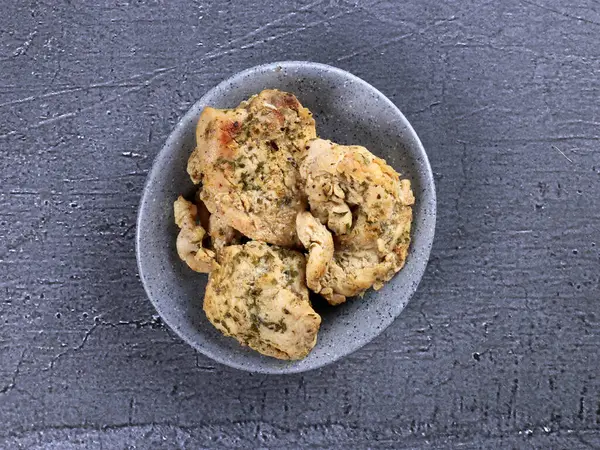 Haşlanmış tavuk göğsü baharatlı fileto diyet tabağı taze susam arkaplan restoran sosu porselen yağ