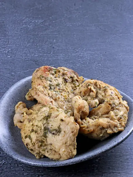 Haşlanmış tavuk göğsü baharatlı fileto diyet tabağı taze susam arkaplan restoran sosu porselen yağ